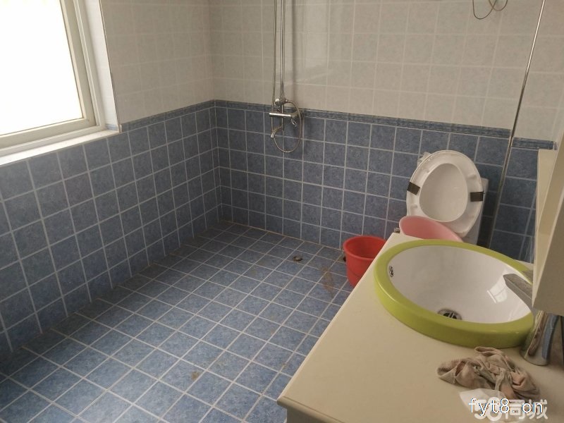 冷寨别墅,上下三层,一楼有院,三楼有平台